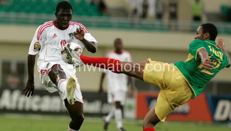 Flashback: Mali’s captain Seydou Keita (L) is challenged by Dave Banda in an earlier
2010 Afcon meeting in Angola
