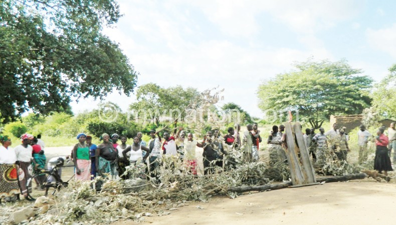 The blockade which the villagers have erected to force Mota-Engil to act