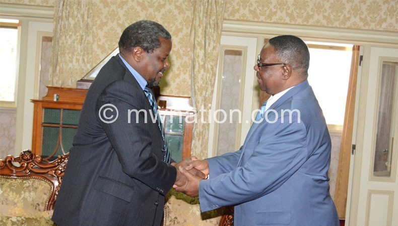 Mutharika (R) welcoming Gawa Undi to State House
