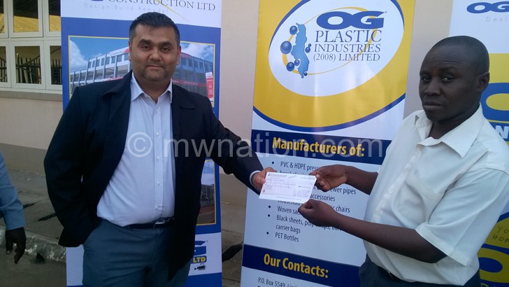 Jagot (L) presents a cheque to Bullets vice-treasurer Alex Gondwe