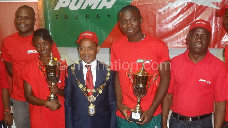 In this picture with Blantyre City mayor Noel Chalamanda, defending champions Ishmael (2ndR) and Shufa (2ndL) hold last year’s trophies
