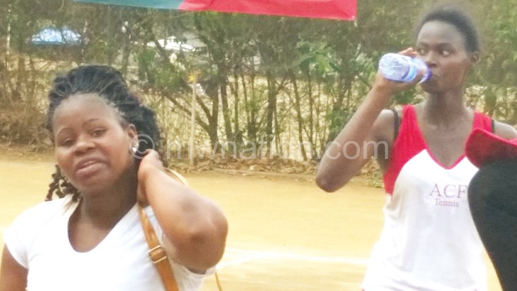Luhanga (R) cools off with a bottle of water after 
beating Matola-Mlomba (L)
