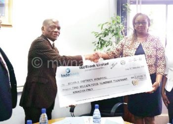 Banda (2ndR) receives the cheque from Press 
Trust CEO Patrick Mhango