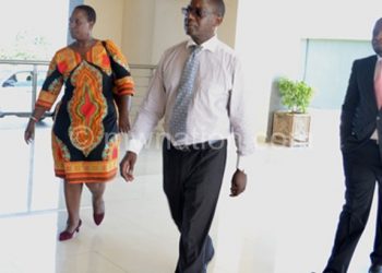 Kaliwo (C) leads Kabwila (L) and Chakhwantha (R) into 
Parliament before the arrest