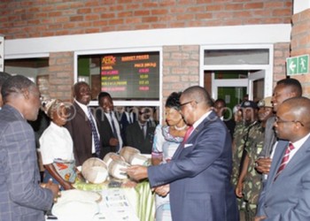 Mutharika admires some of the commodities
 sold on the exchange