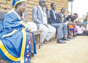 Senior Chief Kachindamoto (L) engages fellow traditional leaders on gender issues