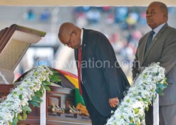 Jacob Zuma (L) and Rupiah Banda pay their last respects to Mugabe