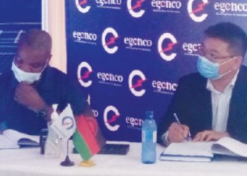 Liabunya (L) and Chu sign contract papers during the event
