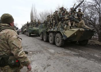 Ukrainian servicemen get ready to repel an attack in Ukraine's Lugansk region on February 24, 2022. - Russian President Vladimir Putin launched a full-scale invasion of Ukraine on Thursday, killing dozens and forcing hundreds to flee for their lives in the pro-Western neighbour. Russian air strikes hit military facilities across the country and ground forces moved in from the north, south and east, triggering condemnation from Western leaders and warnings of massive sanctions. (Photo by Anatolii STEPANOV / AFP) (Photo by ANATOLII STEPANOV/AFP via Getty Images)